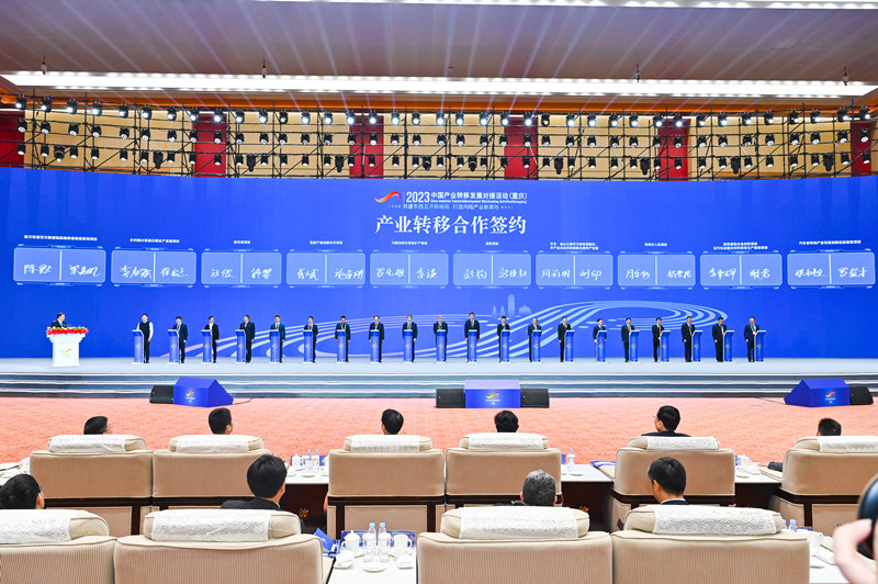產(chǎn)業(yè)轉(zhuǎn)移合作重點項目集中簽約現(xiàn)場。鄒樂攝