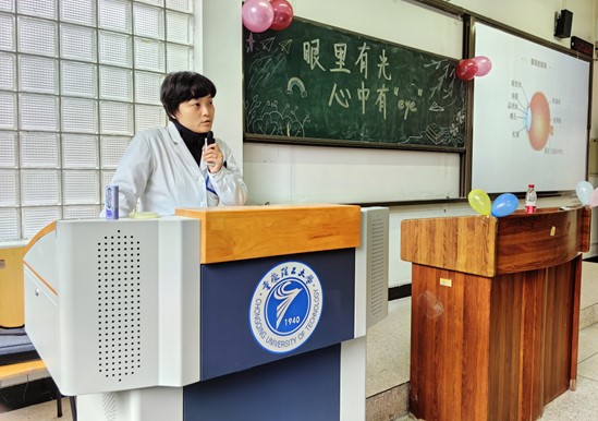 唐甜進(jìn)行眼健康科普講座。重慶普瑞眼科醫(yī)院供圖