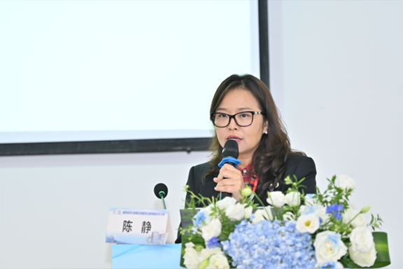 陳靜主持活動現(xiàn)場。重慶松山醫(yī)院供圖