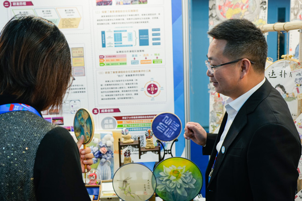 扇面畫展示。新村實(shí)驗(yàn)小學(xué)教育集團(tuán)供圖