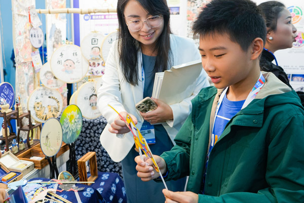 皮影展示。新村實(shí)驗(yàn)小學(xué)教育集團(tuán)供圖