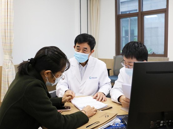 雷文東（左二）為患者講解病情。重慶西區(qū)醫(yī)院供圖