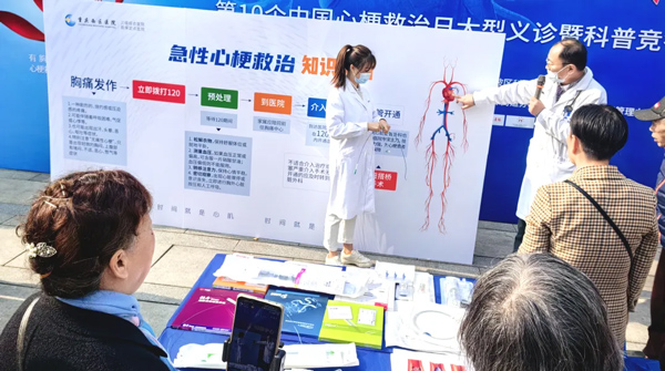 宋明寶解說(shuō)介入手術(shù)過(guò)程。重慶西區(qū)醫(yī)院供圖