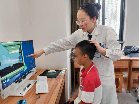 醫(yī)生帶領(lǐng)小朋友訓(xùn)練。重慶愛爾眼科醫(yī)院總院供圖