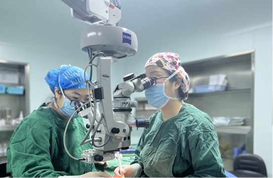 閻曉麗為患者進行手術(shù)。重慶普瑞眼科醫(yī)院供圖