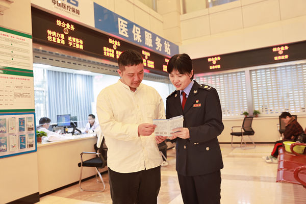 在重慶市第九人民醫(yī)院“醫(yī)保服務站”，稅務人員正向繳費人宣傳講解醫(yī)保繳費政策。楊蔓攝