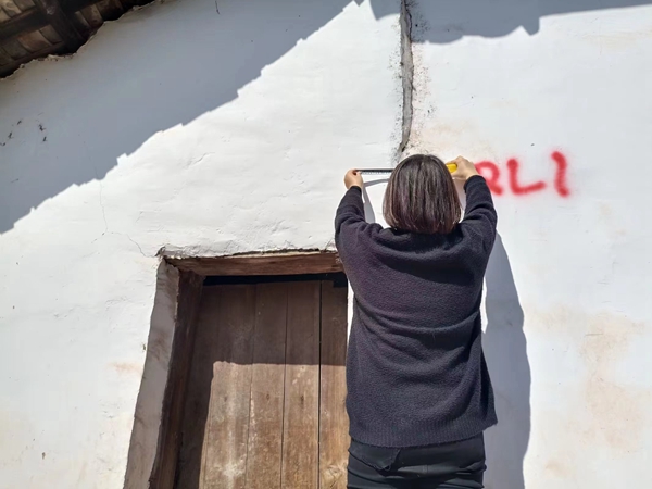 《守護(hù)者》（組圖）二。10月15日，駐守地質(zhì)工程師李治偉、群測(cè)群防員王安然對(duì)兌窩子坪滑坡后新增監(jiān)測(cè)點(diǎn)進(jìn)行測(cè)量，觀察，記錄。劉勇攝