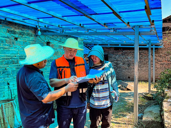 《細(xì)致入微下現(xiàn)場》。9月6日，南川區(qū)地環(huán)站朱剛、駐守工程師張全（107市政公司）、石蓮鎮(zhèn)規(guī)資所蒲俊波一起來到茍樹屋基滑坡避險(xiǎn)搬遷現(xiàn)場開展驗(yàn)收工作，確保項(xiàng)目能達(dá)標(biāo)交付，確保群眾利益。張旭攝