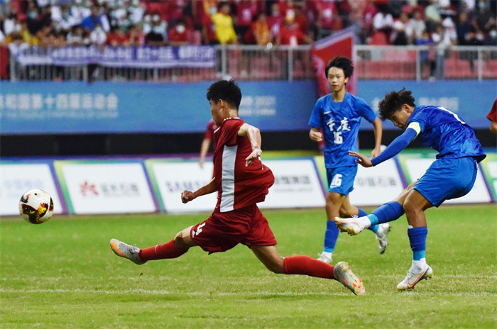 圖為全國(guó)校園足球特色學(xué)?！貞c輔仁中學(xué)球員在比賽現(xiàn)場(chǎng)。重慶輔仁中學(xué)供圖