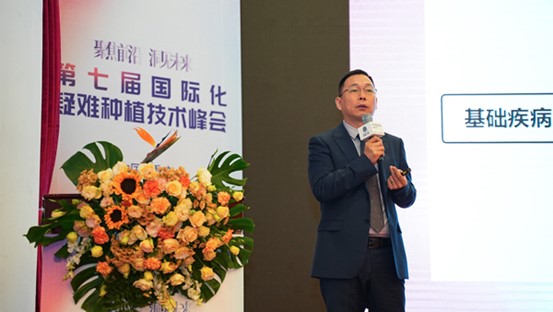 郭曉強(qiáng)進(jìn)行科普。重慶團(tuán)圓口腔醫(yī)院供圖