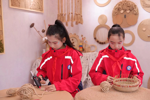石柱縣第四小學(xué)校麻繩編織課程。曾英豪攝