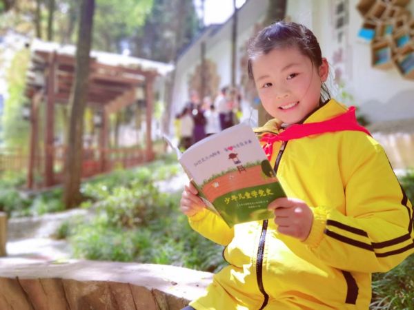 開展“紅孩子”學(xué)黨史活動。城口縣教委供圖