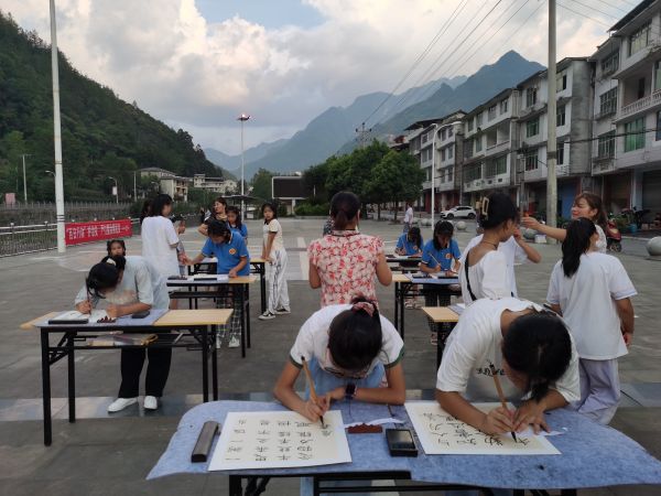 學(xué)生和家長共寫家訓(xùn)。城口縣教委供圖