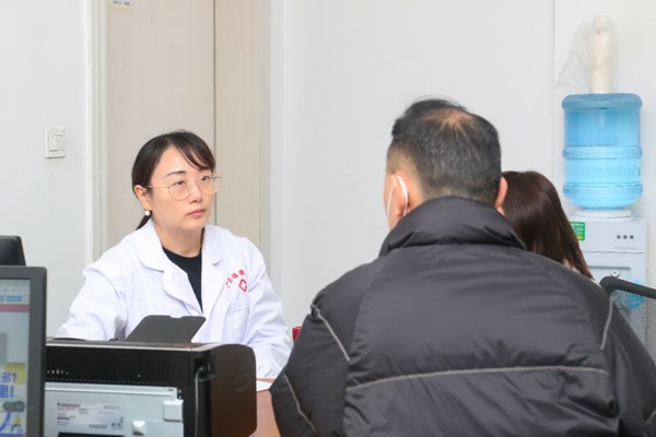 顏耀華坐診。重慶安琪兒婦產(chǎn)醫(yī)院供圖