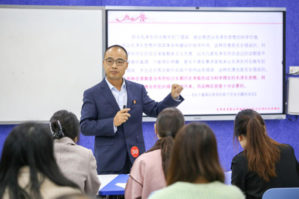 特等獎獲獎教師、重慶工程職院思政課教師李千五在比賽中講思政課。重慶工程職院供圖