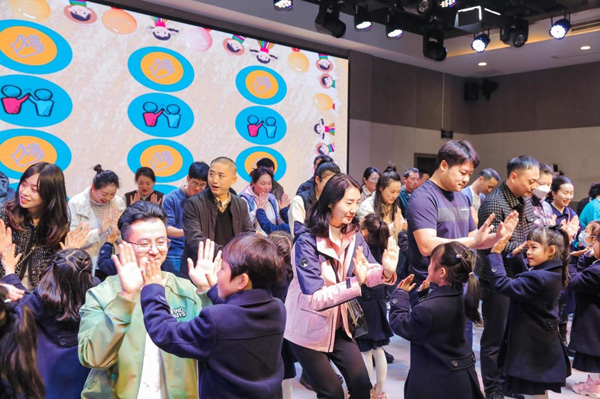 家長進校園零距離感受律動課程。巴蜀藍湖郡小學供圖