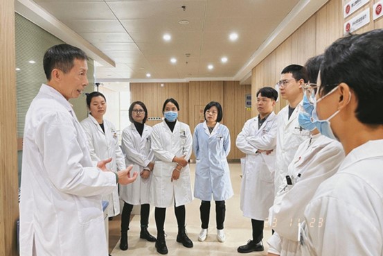 醫(yī)生進(jìn)行病案分析。重慶東大肛腸醫(yī)院供圖