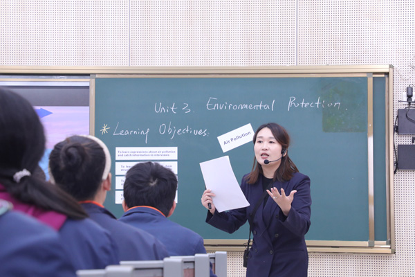 周栩丹老師在上觀摩課。重慶市第一實(shí)驗(yàn)中學(xué)供圖