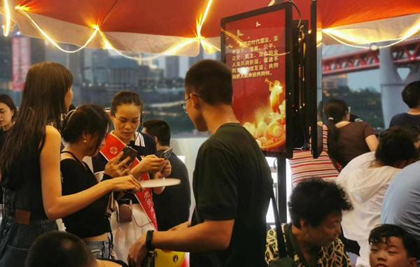 “小紅傘”為游客提供公益服務。天驕智慧服務供圖