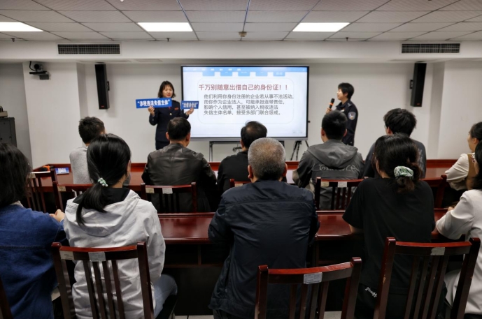 活動現(xiàn)場，稅務(wù)人員現(xiàn)場講解企業(yè)涉稅風(fēng)險、個人身份信息被冒用的危害及舉報途徑等內(nèi)容。何冰翊攝