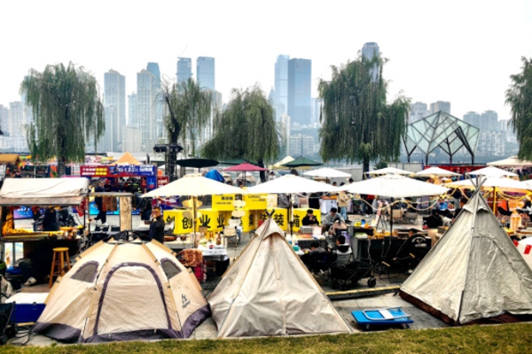 創(chuàng)業(yè)集裝箱集市亮相南濱路。南岸區(qū)人力社保局供圖