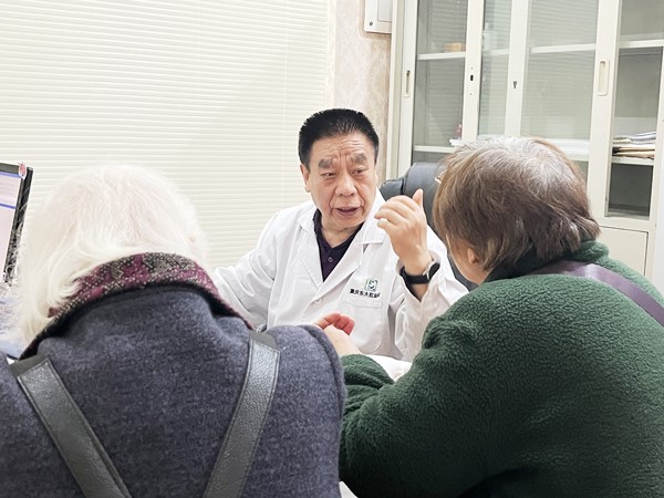 看診現(xiàn)場(chǎng)。重慶東大肛腸醫(yī)院供圖