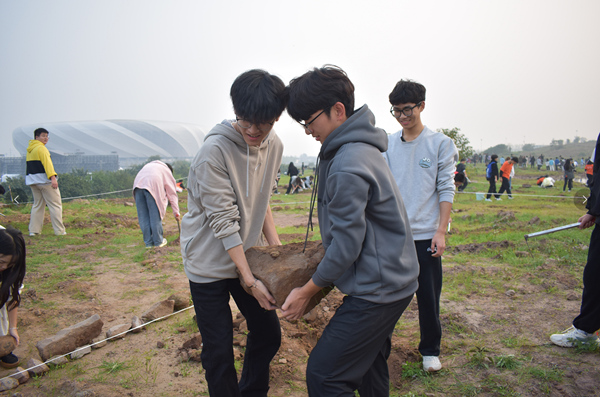 學(xué)生合力清理石塊。重慶理工大學(xué)供圖