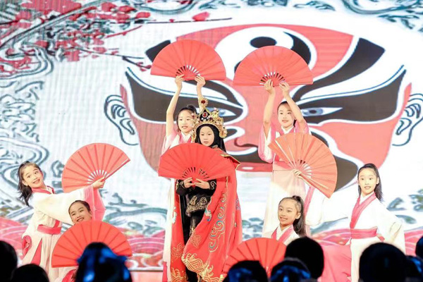 中方學(xué)生表演“變臉”。巴蜀小學(xué)供圖