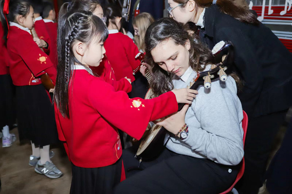 法國學(xué)生體驗(yàn)中國傳統(tǒng)樂器。巴蜀小學(xué)供圖