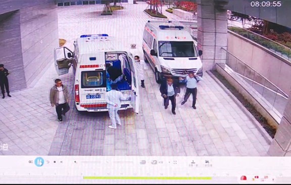 監(jiān)控畫面：患者8點9分被送至醫(yī)院。重慶康心醫(yī)院供圖