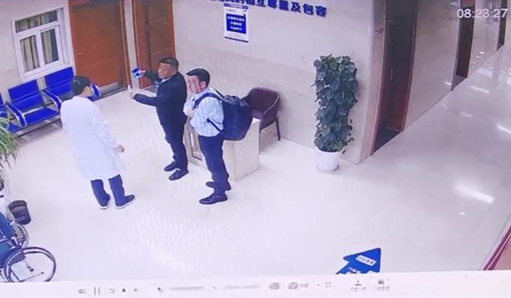 監(jiān)控畫面：8點23分醫(yī)生溝通患者同事協(xié)助二次勸說。重慶康心醫(yī)院供圖