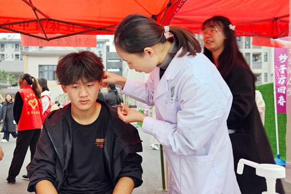 現(xiàn)場(chǎng)問診。重慶移通學(xué)院供圖