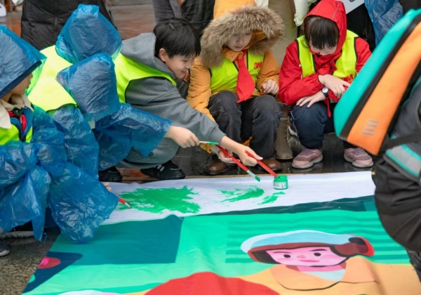 交通安全公益志愿者共繪文明交通巨幅海報(bào)。南岸區(qū)公安分局供圖