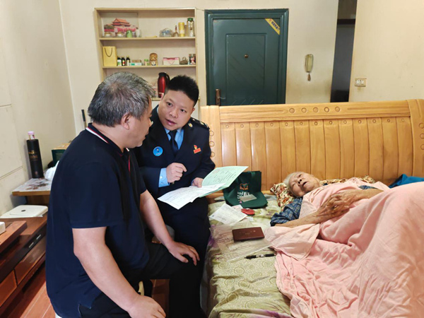 11月3日，大渡口區(qū)稅務(wù)局“稅小渡”工作室成員上門為金福銀老人及家屬講解房屋過戶相關(guān)政策及辦理流程。陳彥紅攝