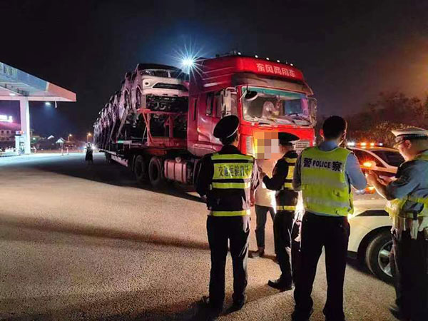 查處違法超限運(yùn)輸。重慶交通運(yùn)輸綜合行政執(zhí)法總隊高速公路第一支隊供圖