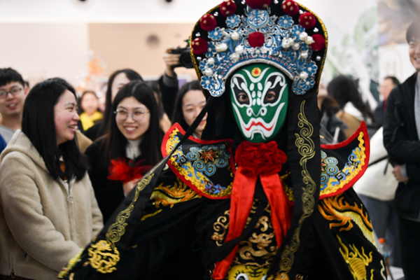 李勇表演川劇變臉。鄒樂攝