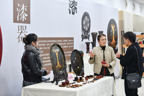 學(xué)生與漆器傳承人面對(duì)面交流。鄒樂攝