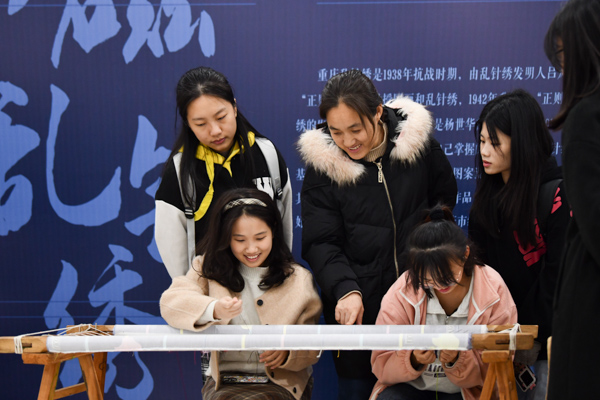 學(xué)生正在學(xué)習(xí)非遺“沙磁亂針繡”。鄒樂攝