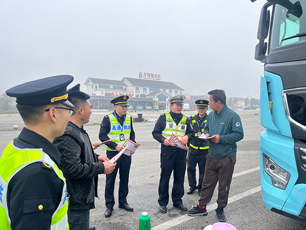 宣傳法律法規(guī)。重慶市交通運(yùn)輸綜合行政執(zhí)法總隊(duì)高一支隊(duì)供圖