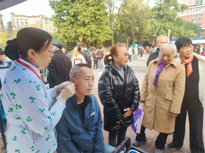 義診現(xiàn)場，市民在耳穴區(qū)體驗(yàn)。陳琦攝