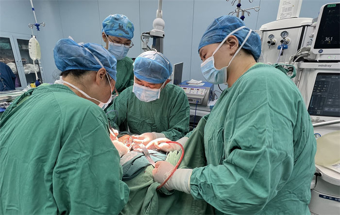 醫(yī)生進(jìn)行長達(dá)7小時的手術(shù)。