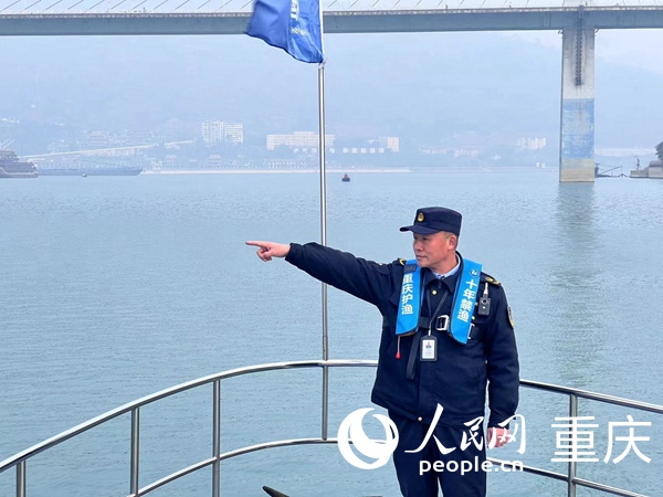 涪陵區(qū)漁政巡護(hù)隊(duì)隊(duì)長(zhǎng)謝兵。人民網(wǎng)記者 馮文彥攝