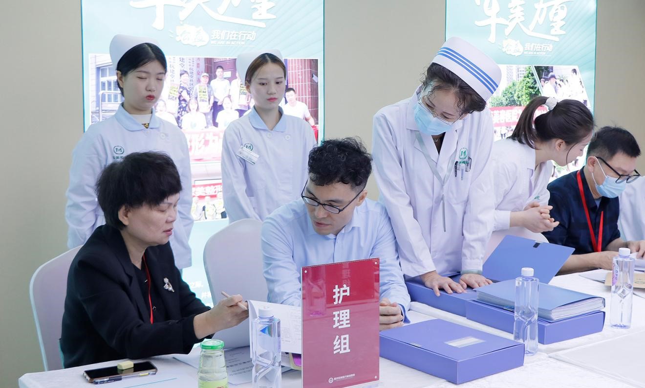 護(hù)理院感組對(duì)后勤人員檢查。重慶軍美醫(yī)療美容醫(yī)院供圖