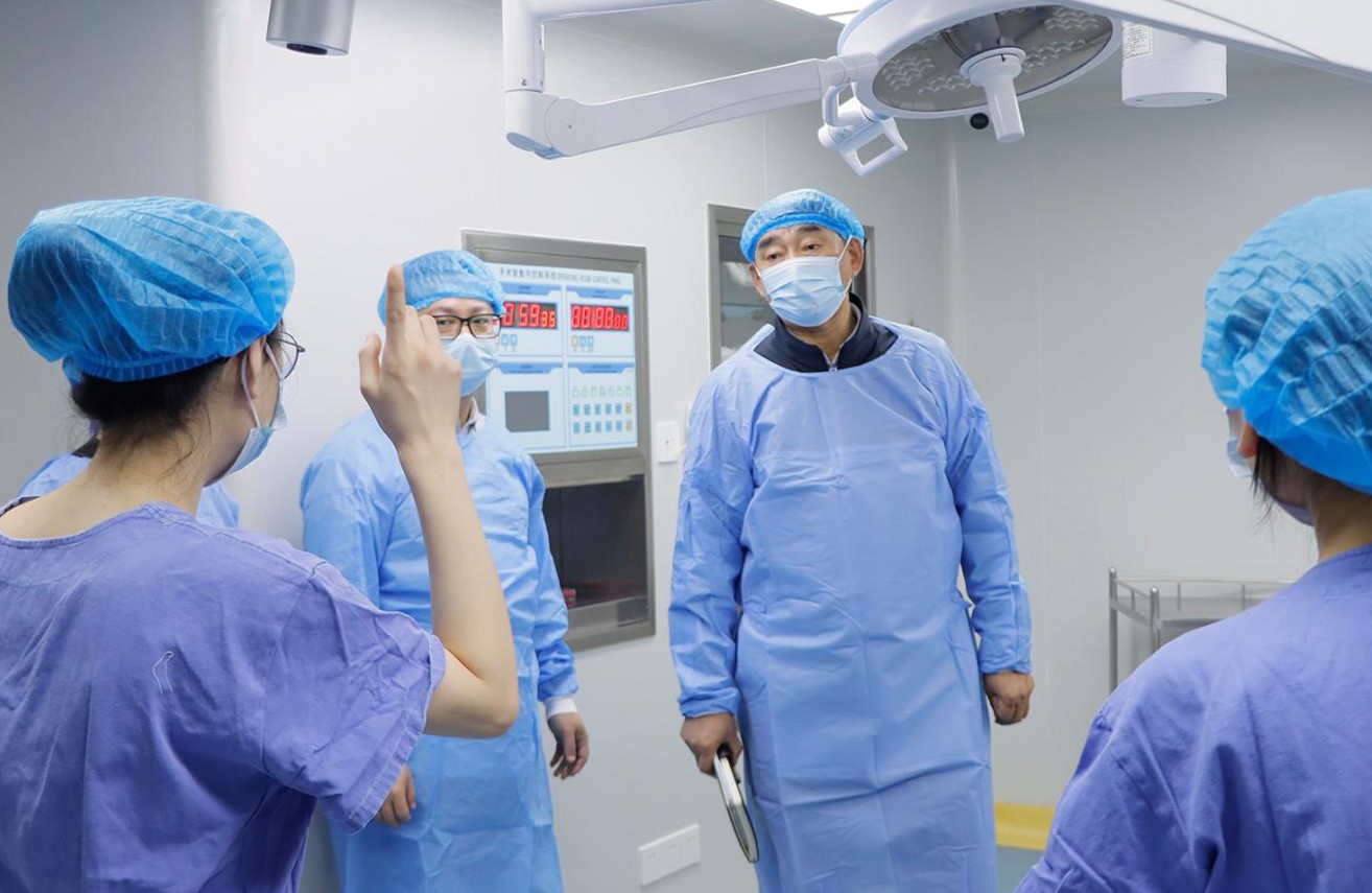 醫(yī)療質(zhì)量管理組現(xiàn)場(chǎng)檢查指導(dǎo)。重慶軍美醫(yī)療美容醫(yī)院供圖