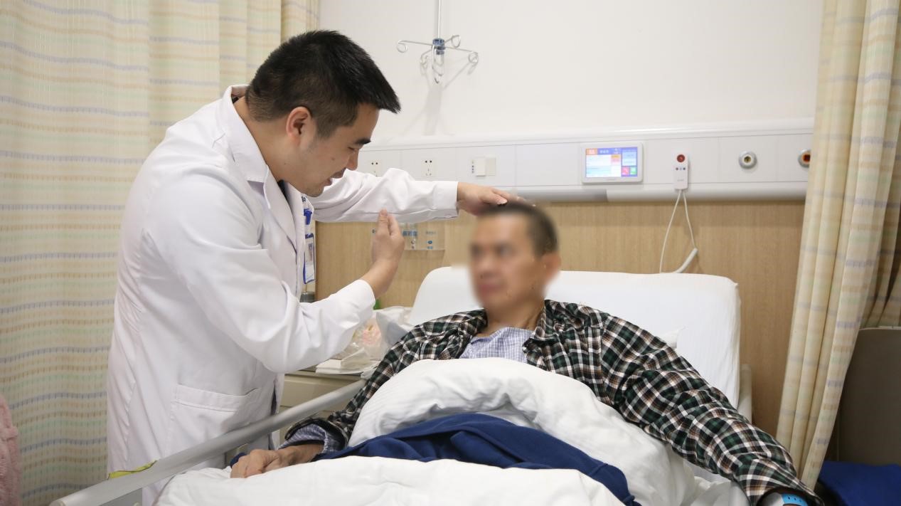 梁鴻為患者查體。重慶西區(qū)醫(yī)院供圖