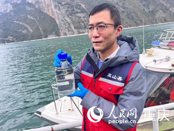 巫山縣生態(tài)環(huán)境監(jiān)測站副站長魏嵬介紹水質(zhì)檢測情況。人民網(wǎng)記者 馮文彥攝