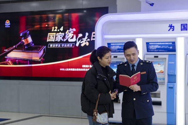 12月4日，渝北區(qū)稅務(wù)人員為企業(yè)辦稅人員講解憲法知識(shí)。郭睿攝