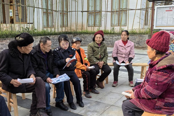 12月6日，在磨子土家族鄉(xiāng)竹山村，忠縣稅務(wù)局和忠縣農(nóng)業(yè)農(nóng)村委聯(lián)合開展“憲法進(jìn)鄉(xiāng)村”活動(dòng)，以院壩會(huì)形式為宣傳憲法和涉農(nóng)稅費(fèi)知識(shí)。張安慧攝