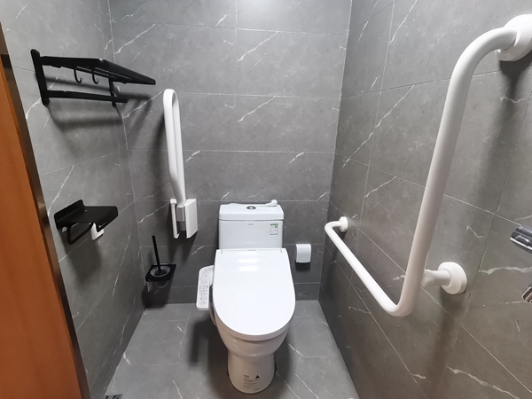 房間內(nèi)的家具衛(wèi)浴設(shè)施都進(jìn)行了適老化改造。重慶市第一社會(huì)福利院供圖