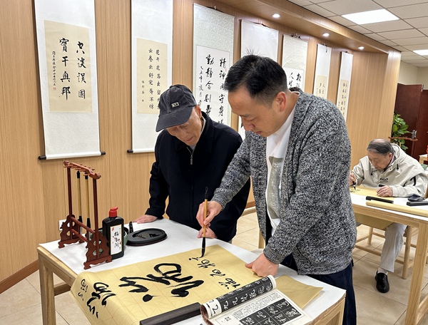 書法課吸引了院內(nèi)休養(yǎng)老人和周邊社區(qū)老人前來上課學(xué)習(xí)。莢天宇攝